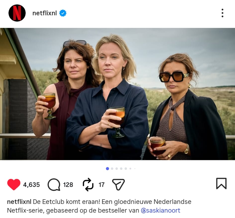 Loes Haverkort, Rifka Lodeizen en Charlie Chan Dagelet met een drankje staan te kijken